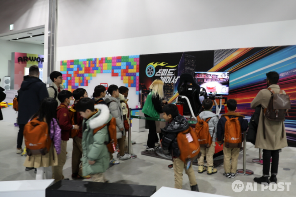 스피드 레이서 시뮬레이터를 즐기는 관람객. (사진=국립광주과학관)