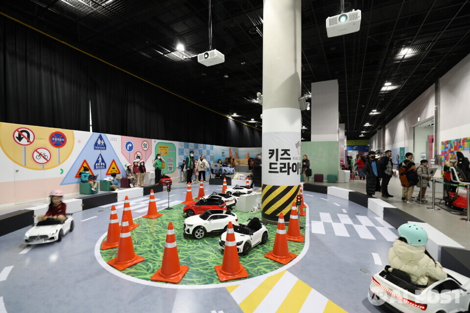 키즈드라이빙을 즐기는 관람객. (사진=국립광주과학관)