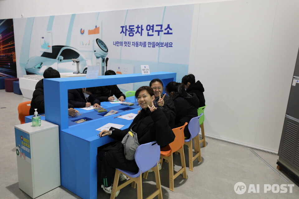 나만의 자동차를 만드는 학생들. (사진=국립광주과학관)