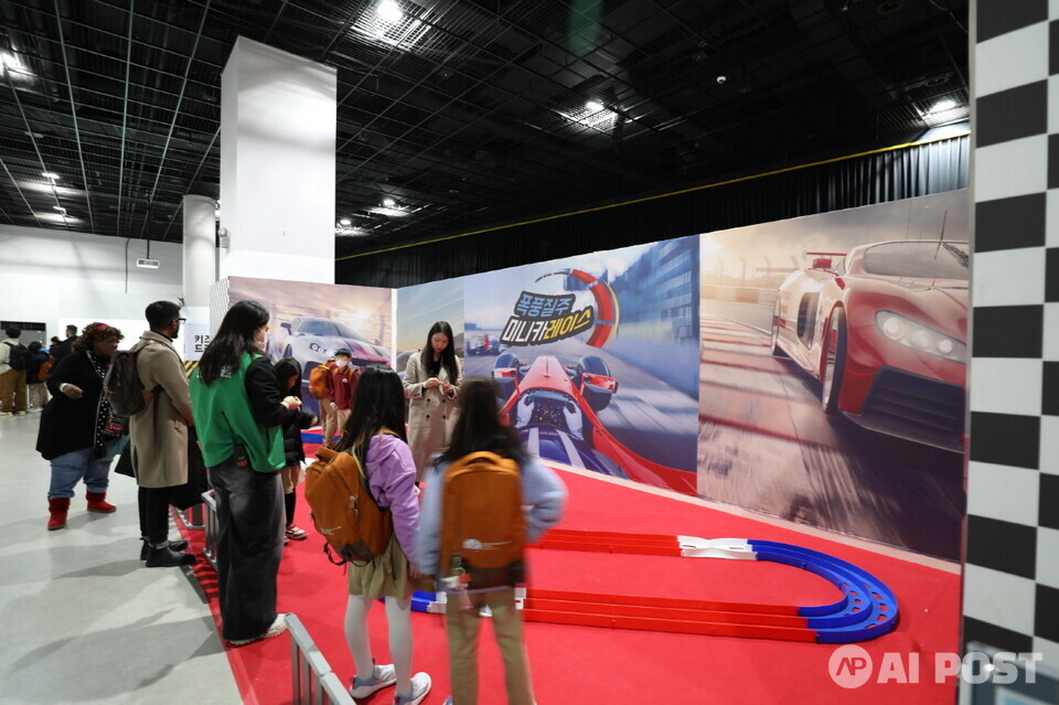 미니카 레이스를 즐기는 관람객. (사진=국립광주과학관)