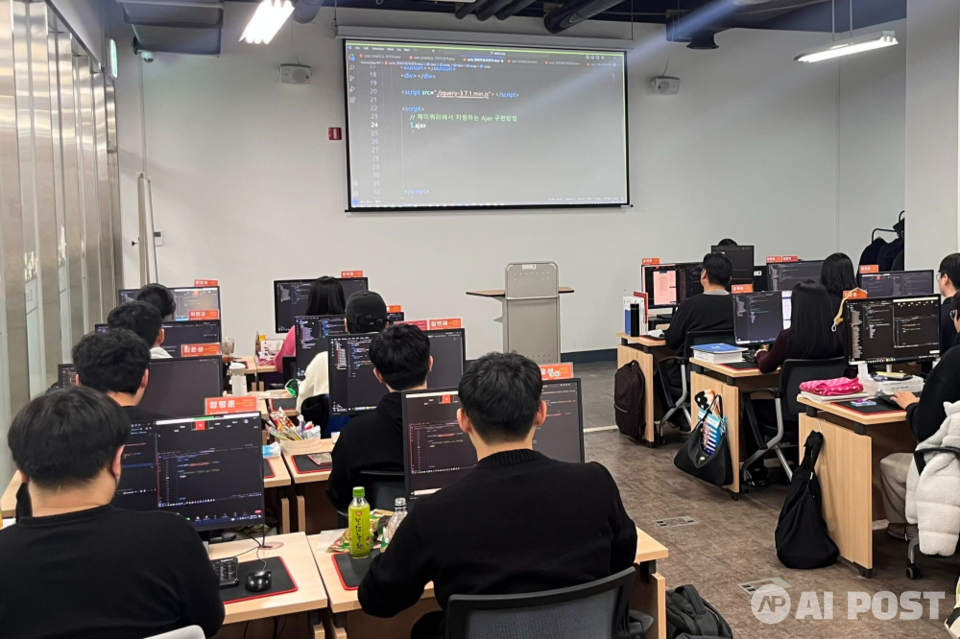 스마트인재개발원 교육생들이 강의에 열중하는 모습. (사진=스마트인재개발원)