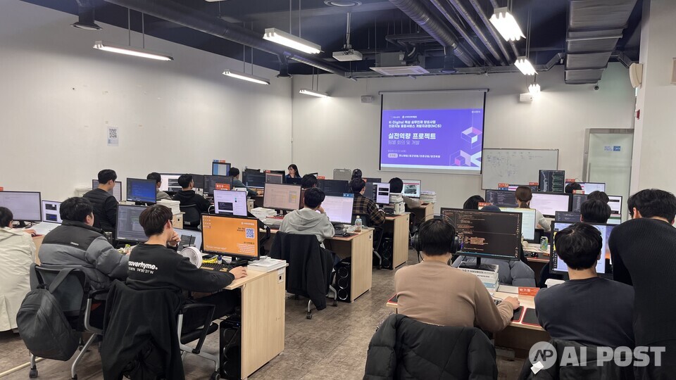 스마트인재개발원 교육생들이 강의에 열중하는 모습. (사진=스마트인재개발원)