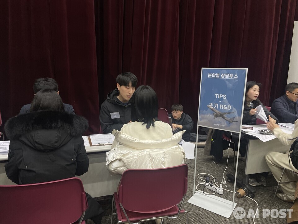 예비창업자들이 투자 관련 상담을 하고 있는 모습. (사진=AI포스트)