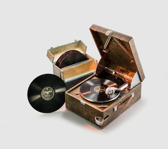 유성기(오른쪽)와 음반을 넣어 보관하던 상자. (사진=국립국악원)