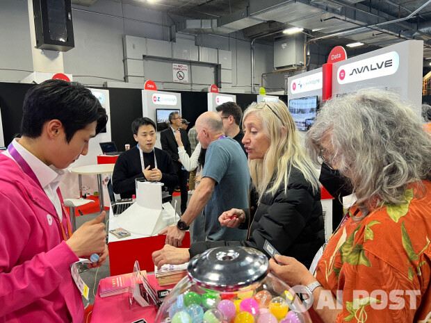지난 1월 미국 라스베이거스에서 열린 '2023 CES'에서 관람객들이 인디제이 부스를 방문해 상담하고 있다. (사진=인디제이)