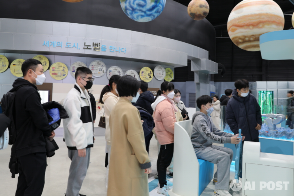 이날 참석자들은 직원들의 안내와 함께 과학관 전시물을 체험했다. (사진=국립광주과학관)