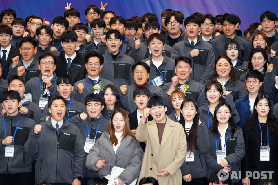 강기정 광주광역시장이 5일 오후 서구 김대중컨벤션센터에서 열린 ‘광주인공지능사관학교 4기 성과공유회 및 수료식’에 참석해 행사를 마친 뒤 교육생들과 기념촬영을 하고 있다. (사진=광주광역시)