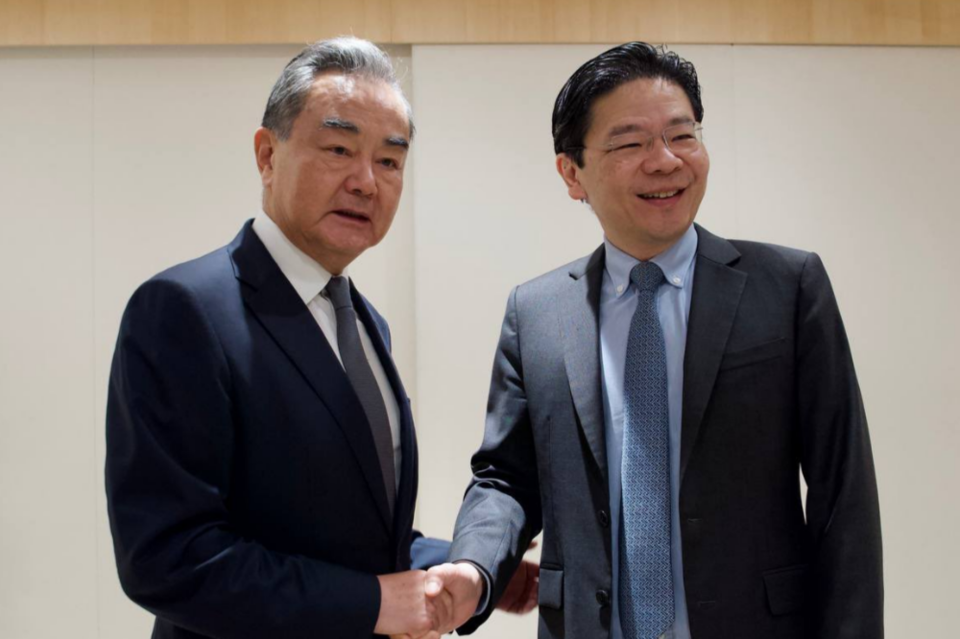 왕이 중국공산당 중앙정치국 위원 겸 외교부장(왼쪽)과 로렌스 웡 싱가포르 재무장관 겸 부총리(오른쪽)가 기념사진을 찍고 있다. (사진=로렌스 부총리 트위터)