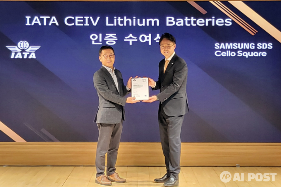 왼쪽부터 삼성SDS 오구일 물류사업부장(부사장)과 IATA 김백재 한국지사장이 인증 수여식에서 기념 촬영을 하고 있다. (사진=삼성SDS)