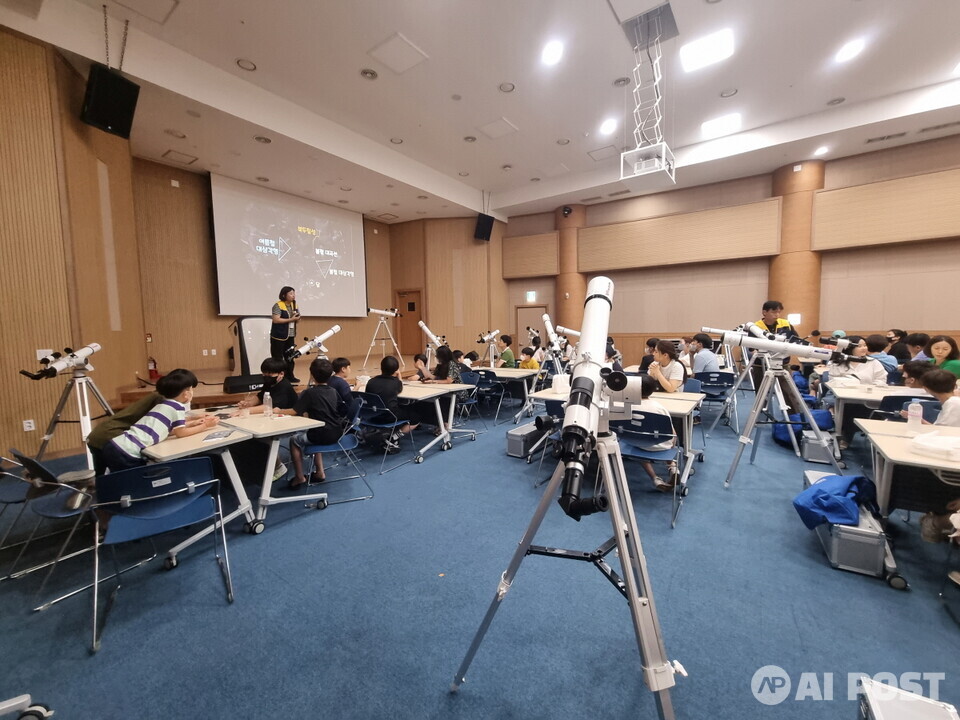 밤하늘 관측대장 프로그램에서 망원경 사용법을 익히는 모습. (사진=국립광주과학관)