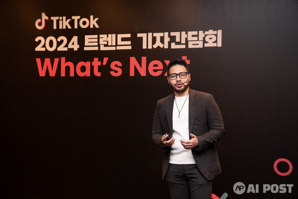 앙가 아누그라 푸트라 틱톡 동남아시아 운영 제너럴매니저(GM)가 12월 7일 서울 신라호텔에서 열린 2024 트렌드 기자간담회 Whats Next에서 동남아시아 지역의 K-콘텐츠 파워를 소개하고 있다. (사진=틱톡)