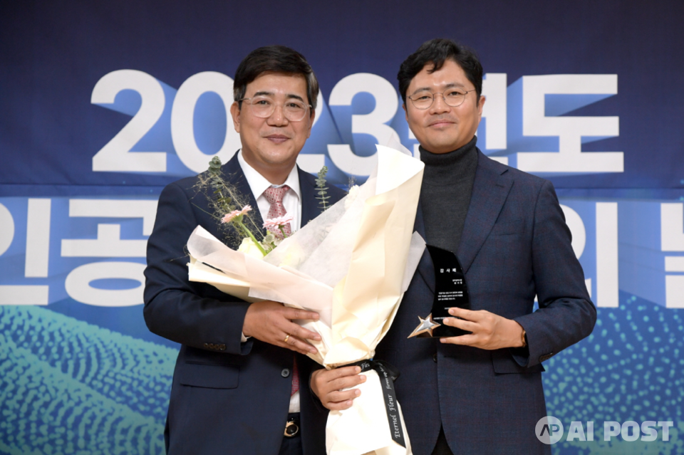 김광진 광주광역시문화경제부시장이 7일 오후 과학기술진흥원에서 열린 인공지능인의 날 행사에 참석해 김종민 인공지능산학연합회장으로부터 감사패를 전달받은 후 기념촬영을 하고 있다. (사진=광주광역시)