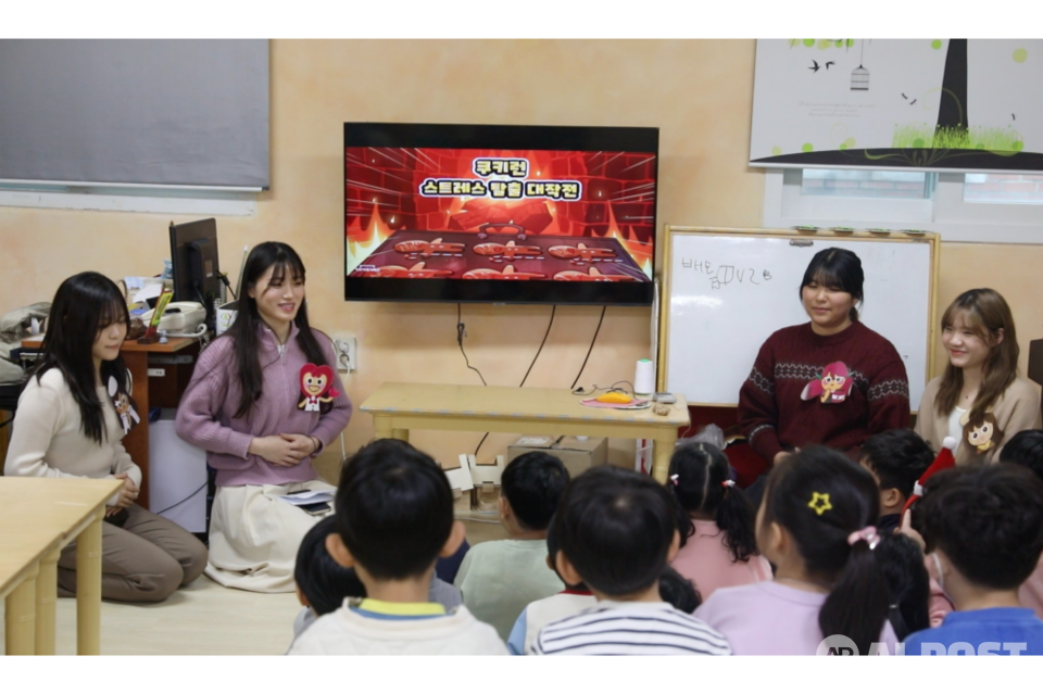 계원예대 광고·브랜드디자인과 학생들이 유치원생들을 대상으로 프로젝트를 진행하는 모습. (사진=계원예대 광고·브랜드디자인과)