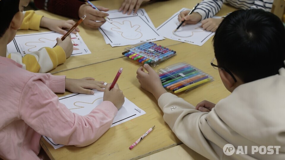 계원예대 광고·브랜드디자인과 학생들이 유치원생들을 대상으로 프로젝트를 진행하는 모습. (사진=계원예대 광고·브랜드디자인과)