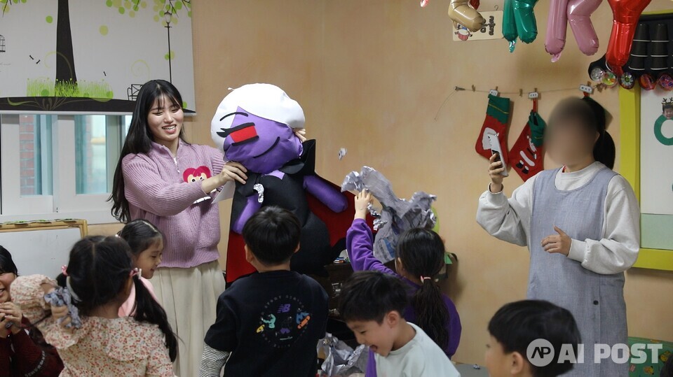 계원예대 광고·브랜드디자인과 학생들이 유치원생들을 대상으로 프로젝트를 진행하는 모습. (사진=계원예대 광고·브랜드디자인과)