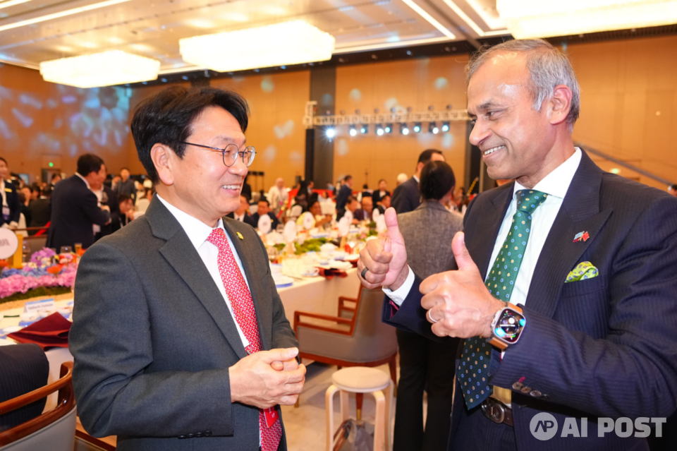 강기정 광주광역시장이 지난 7일 중국 광저우시 월수국제컨벤션센터에서 열린 '제6회 국제도시혁신상 시상식'에서 각국 도시 시장들과 교류를 하고 있다. (사진=광주광역시)