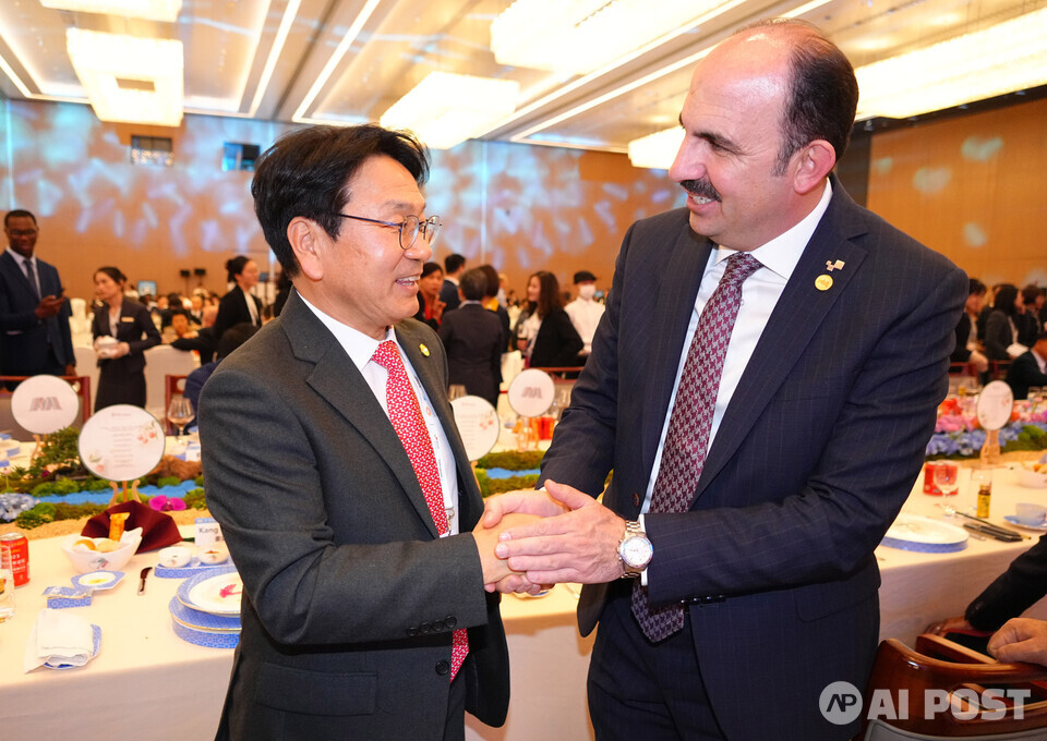 강기정 광주광역시장이 지난 7일 중국 광저우시 월수국제컨벤션센터에서 열린 '제6회 국제도시혁신상 시상식'에서 각국 도시 시장들과 교류를 하고 있다. (사진=광주광역시)