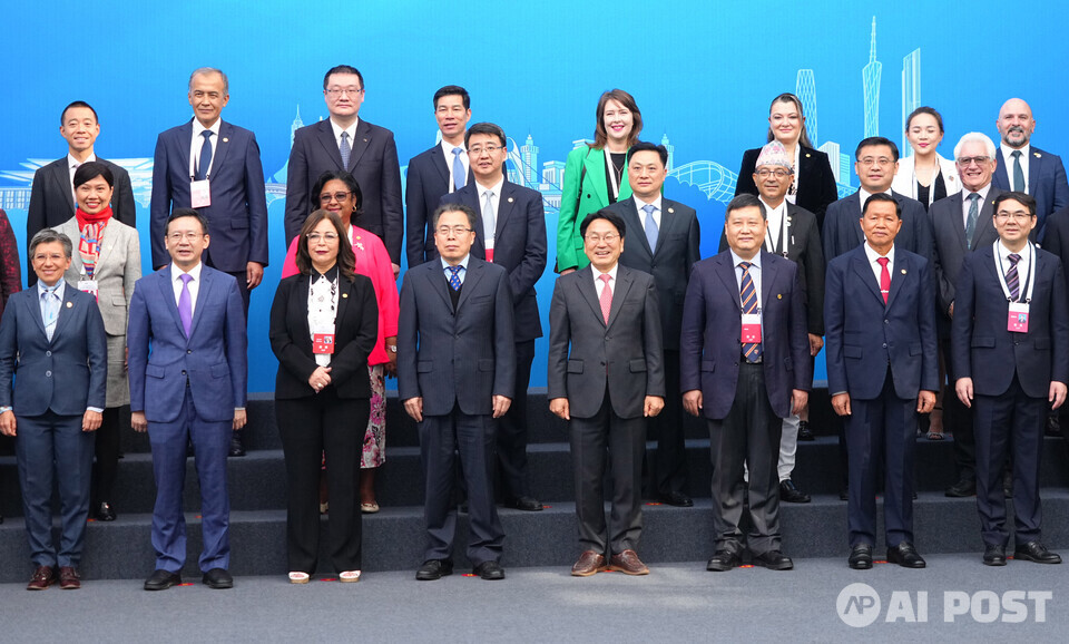 강기정 광주광역시장이 지난 8일 오전 중국 광저우시 월수국제컨벤션센터에서 열린 '제3회 세계시장포럼' 참석해 세계 각국 도시 시장들과 포럼에 앞서 기념촬영을 하고 있다. (사진=광주광역시)