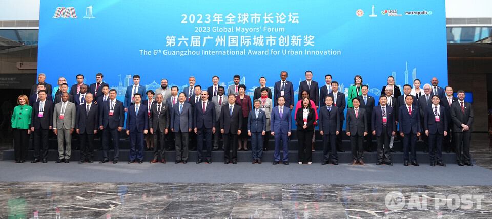 강기정 광주광역시장이 지난 8일 오전 중국 광저우시 월수국제컨벤션센터에서 열린 '제3회 세계시장포럼' 참석해 세계 각국 도시 시장들과 포럼에 앞서 기념촬영을 하고 있다. (사진=광주광역시)