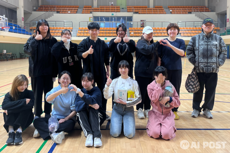 계원예대 광고·브랜드디자인과 학생들과 참가자들이 프로젝트를 진행한 뒤 기념사진을 찍고 있다. (사진=계원예대 광고·브랜드디자인과)