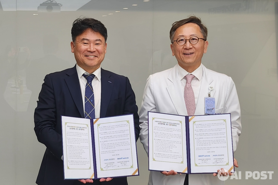 김준하(왼쪽) 인공지능산업융합사업단장이 지난 8일 서울대병원 의생명연구원 지석영홀에서 김용진 서울대병원 의생명연구원장과  AI 의료 산업 발전을 위한 업무협약(MOU)을 체결한 후 기념사진을 찍고 있다. (사진=인공지능산업융합사업단)