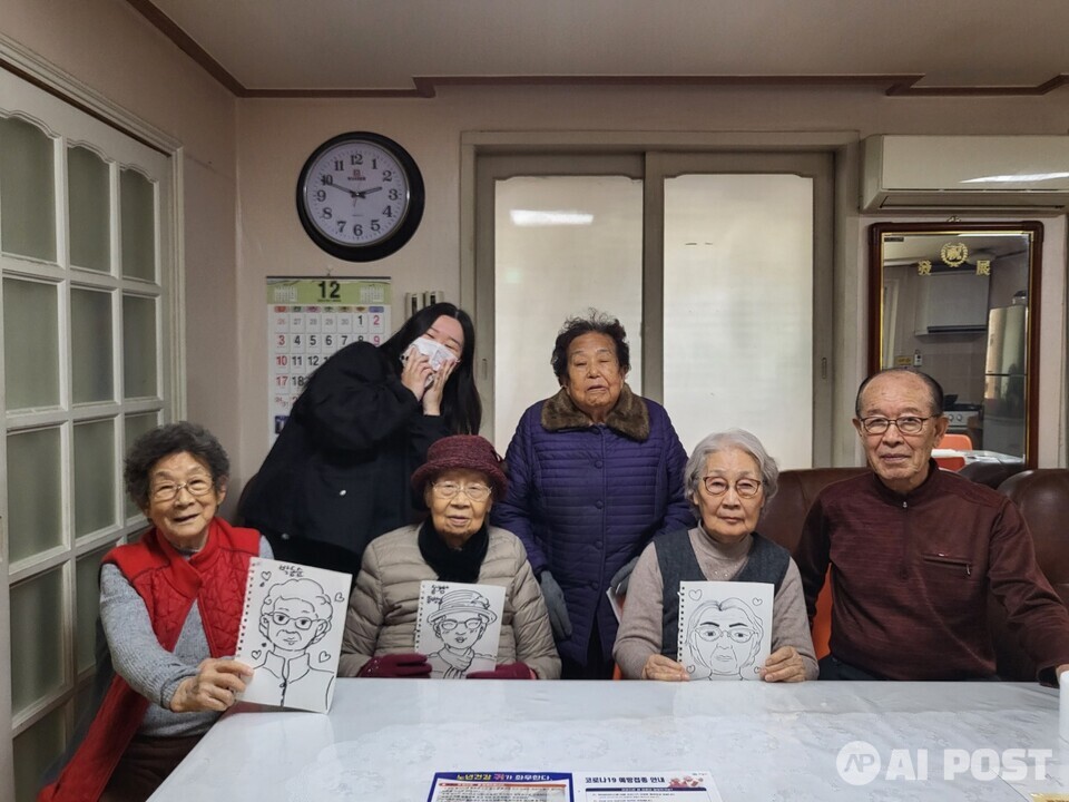 계원예대 광고·브랜드디자인과 학생들과 참가자들이 프로젝트를 진행한 뒤 기념사진을 찍고 있다. (사진=계원예대 광고·브랜드디자인과)