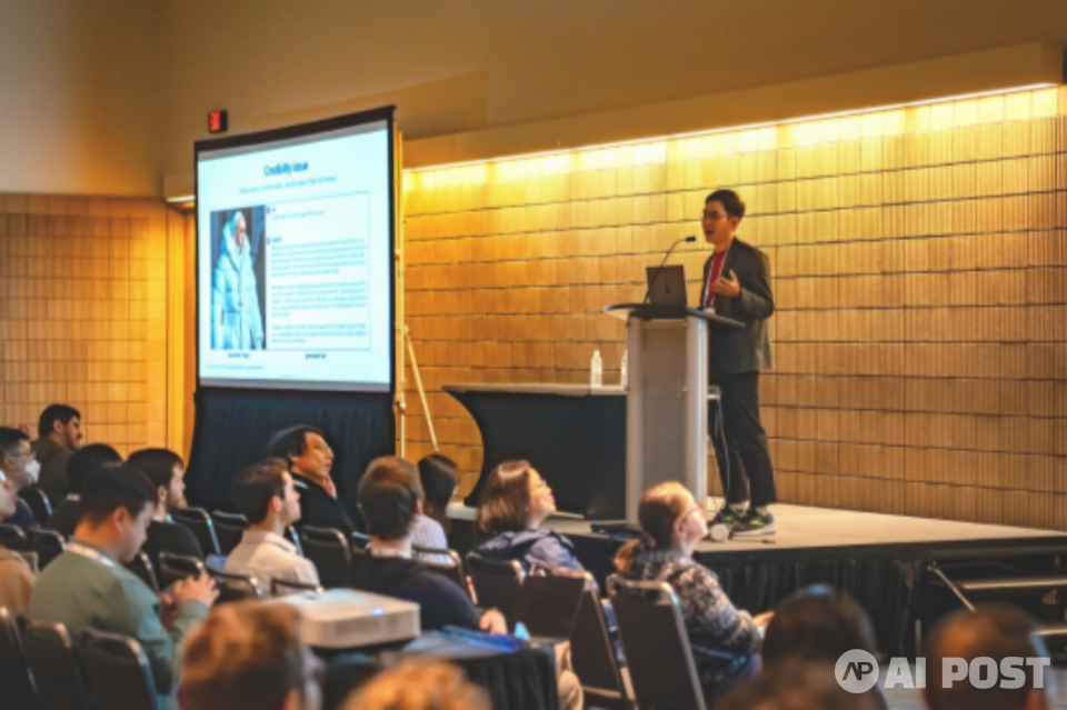 이문태 LG AI연구원 어드밴스드 ML랩장이 AI 연구자들을 대상으로 LG의 생성형 AI 서비스인 엑사원 유니버스를 발표하고 있는 모습. (사진=LG)