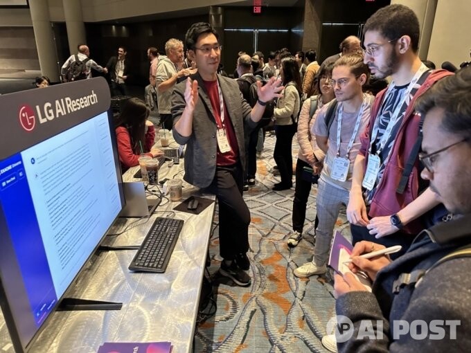 이문태 LG AI연구원 어드밴스드 ML랩장이 LG 통합 부스를 찾은 AI 연구자들과 대화를 나누고 있다. (사진=LG)