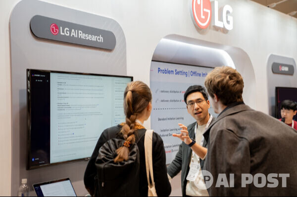 이문태 LG AI연구원 어드밴스드 ML랩장이 LG 통합 부스를 찾은 AI 연구자들과 대화를 나누고 있다. (사진=LG)