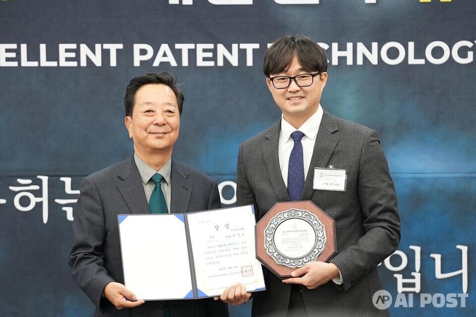 '제18회 대한민국 유망특허기술 대상'에서 '국가지식재산위원장상을 수상해 기념사진을 촬영한 모습. 백만기 대통령 직속 국가지식재산위원 위원장(좌측), 백선호 트위그팜 대표(우측). (사진=트위그팜)