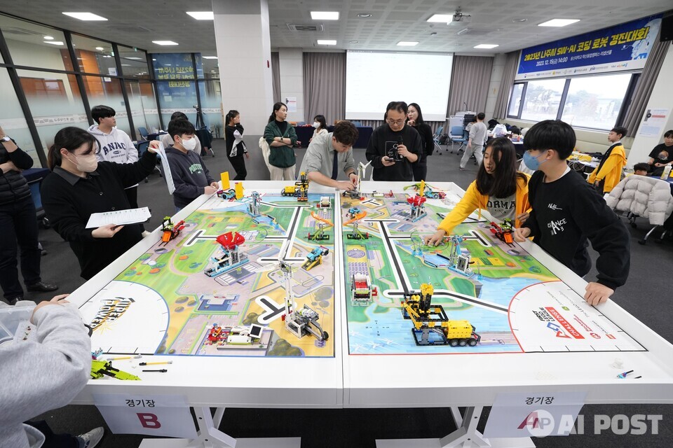 나주시 SW·AI 코딩로봇 경진대회 경기를 진행하고 있다. (사진=전남정보문화산업진흥원)