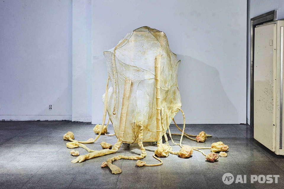 팀 '바디그래피'의 퍼포먼스 조각 작품 '갗그물'. (사진=두효제)