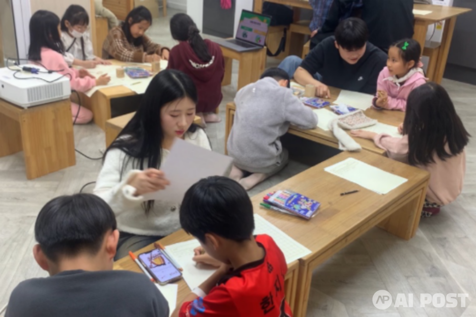 '의왕시-리즈' 프로젝트를 기획한 학생들이 프로그램을 진행하는 모습. (사진=계원예대 광고브랜드디자인과)