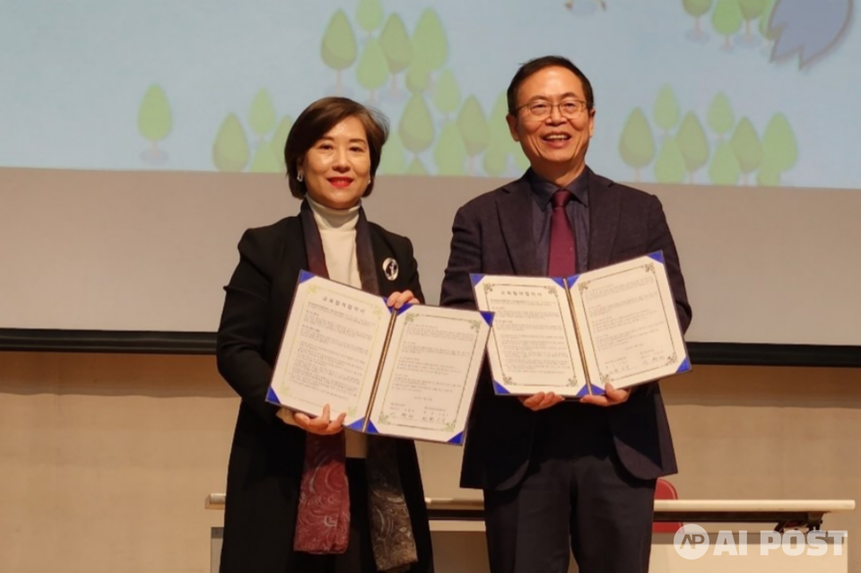 ﻿이형세 테크빌교육 대표(오른편)와 최은숙 한국중등교장협의회 부회장이 MOU 체결 후 기념사진을 촬영하고 있다. (사진=테크빌교육)