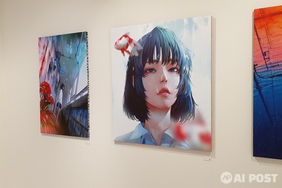 기자가 가장 인상깊게 본 작품(중앙). 그림 속에는 소녀 앞에 금붕어가 떠다니고 있다. (사진=나호정 기자)