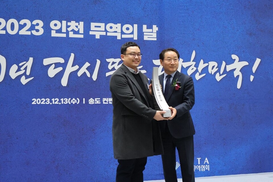 나우로보틱스가 13일 송도 컨벤시아에서 열린 인천 무역의 날 시상식에 백만불 수출의 탑을 수상했다. (사진=나우로보틱스)