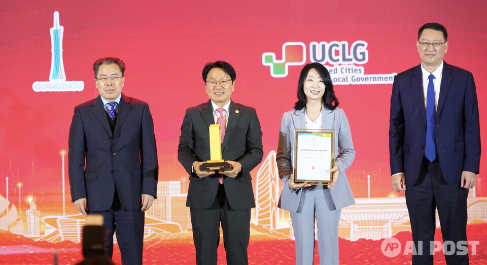 강기정 광주광역시장이 지난 7일 오후 7시(현지시간) 중국 광저우시 월수컨벤션센터에서 열린 ‘제6회 국제도시혁신상’ 시상식에 참석해 최고상을 수상하고 있다. (사진=광주광역시)