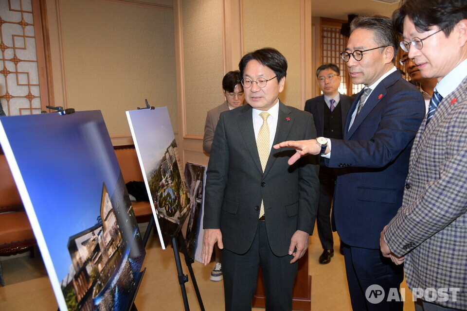 강기정 광주광역시장과 임영록 ㈜신세계프라퍼티 사장이 지난 22일 오전 시청 비즈니스룸에서 어등산 관광단지 조성사업 협약을 체결한 후 어등산 관광단지 개발 조감도를 보며 대화하고 있다. (사진=광주광역시)