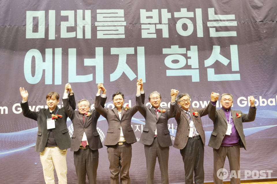 GIST 에너지밸리기술원이 12월 20일(수) 오룡관 다목적홀에서 ‘2023년 에너지밸리기술원 비전선포식 및 성과보고회’ 를 개최하고 기념 사진촬영을 하고 있다. (사진=지스트)