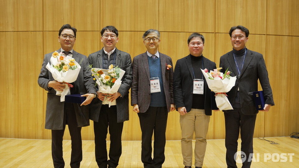 이광희 원장과 기획위원장들이 감사패 수여식 후 기념사진을 촬영하고 있다. (사진=지스트)