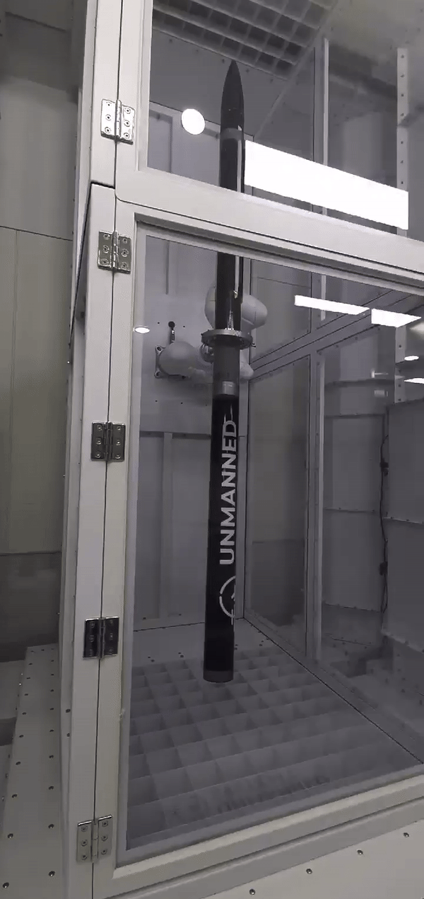 기존 시험장치들과 달리 시험장치 내부에 로봇팔을 장착, 로켓을 6축으로 움직여 실제 착륙하는 것과 동일한 현상을 구현하는 것이 특징이다. (사진=나호정 기자)