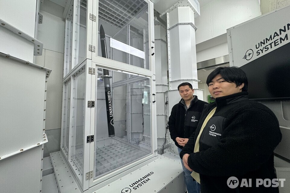 언맨드시스템의 정성훈 대표(좌측), 김신형 이사(우측)이 로켓추진 수직 이착륙 방식 시험 장치를 개발했다. (사진=나호정 기자)