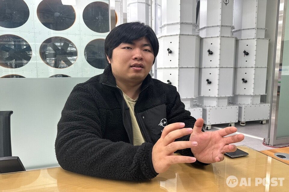 김신형 언맨드시스템 이사가 이번에 개발한 시험장치에 대해 설명하고 있다. (사진=나호정 기자)