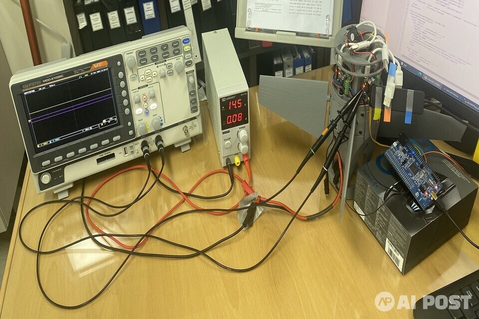 언맨드시스템의 로켓 하단 장치 실내테스트 모습. (사진=나호정 기자)