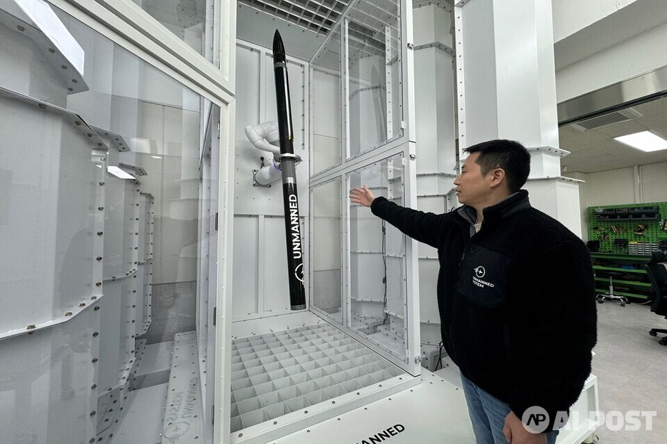 정성훈 대표가 시험 장치를 설명하고 있다. (사진=나호정 기자)