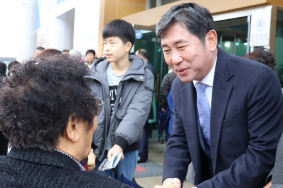 조오섭 의원이 의정보고회를 찾은 주민과 인사를 나누고 있다. (사진=조오섭 의원 공식 블로그)