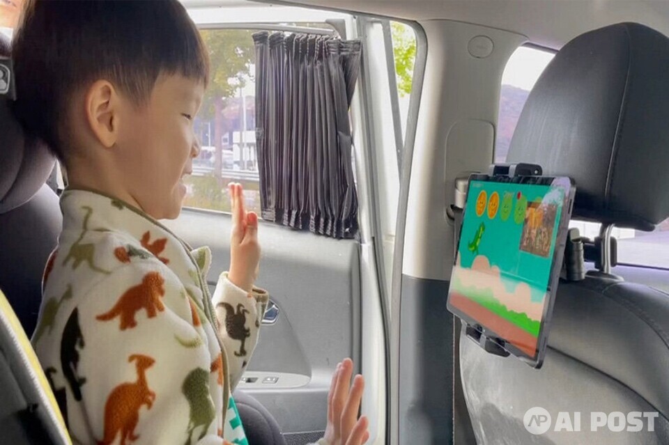 한 아이가 잼잼테라퓨틱스의 '잼재미AR'을 하고 있다. (사진=잼잼테라퓨틱스)