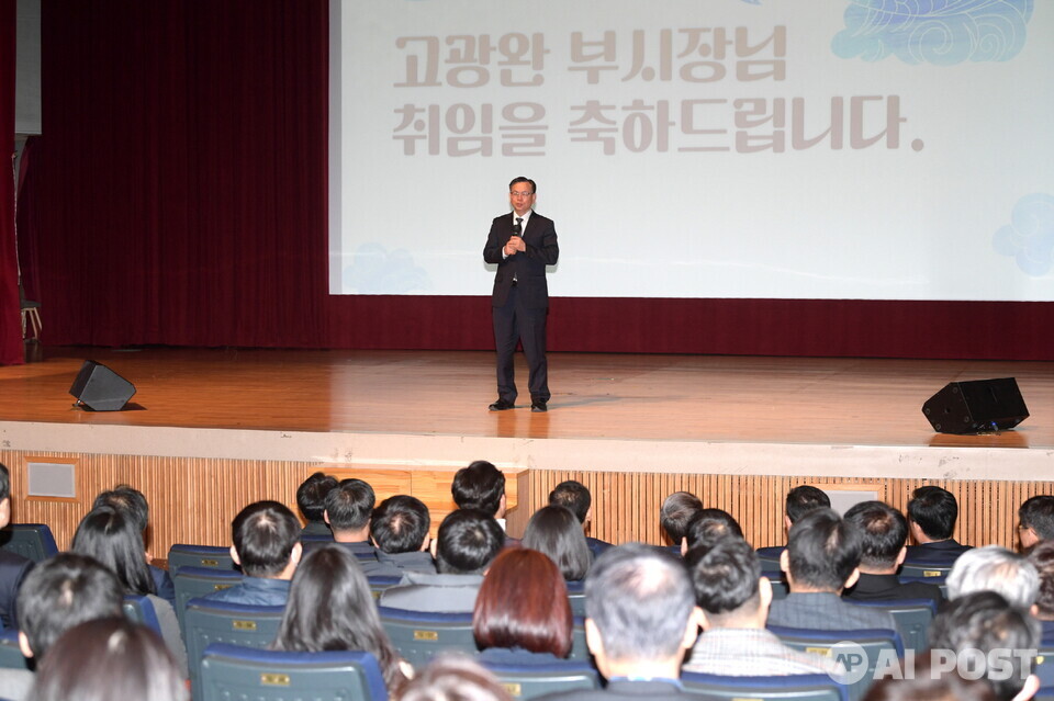 고광완 광주광역시 행정부시장이 2일 오전 시청 대회의실에서 열린 정례조회에 참석하여 취임인사를 하고 있다. (사진=광주광역시)