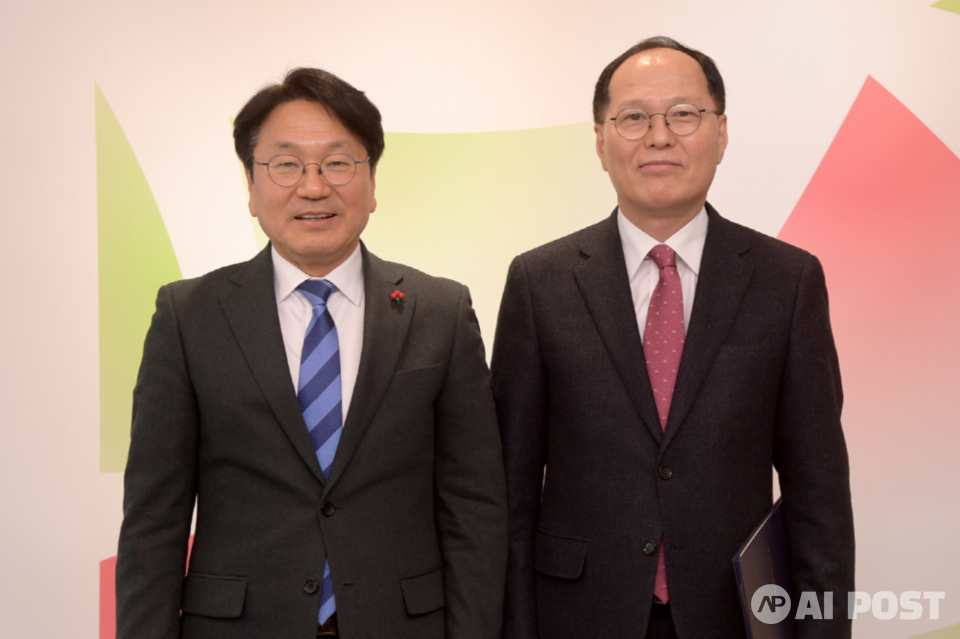 강기정 광주광역시장이 2일 오후 시청 접견실에서 선석기 광주경제자유구역청장에게 임용장을 수여한 후 기념촬영을 하고 있다. (사진=광주광역시)