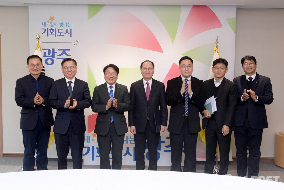 강기정 광주광역시장이 2일 오후 시청 접견실에서 선석기 광주경제자유구역청장에게 임용장을 수여한 후 기념촬영을 하고 있다. (사진=광주광역시)